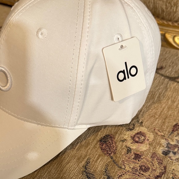 ALO Yoga Kids Classic White Hat - Picture 3 of 9